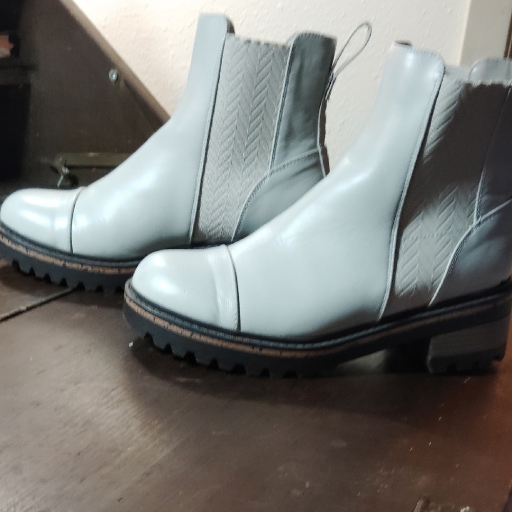 Gray Chelsea Boots with Chunky Sole and Elastic Panels
